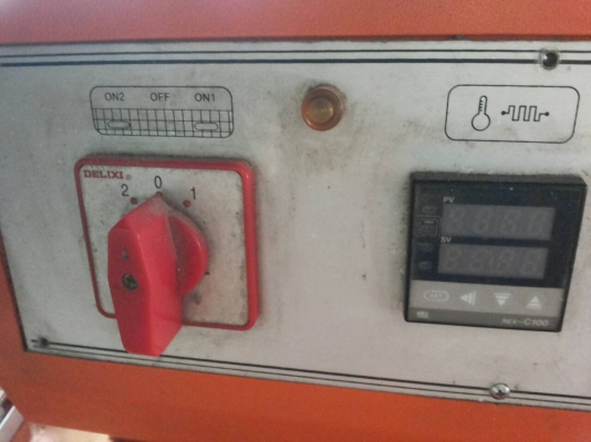 เครื่องซีลแพ็คและเป่าลมร้อนให้พลาสติกหดรัดให้แน่น ยี่ห้อ Alpha-Pack ใส่ม้วนพลาสติกที่จะแพ็คที่ด้านท้าย ตั้งเวลา อุณหภูมิต่างๆแต่ละจุดได้