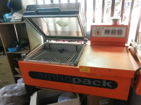 เครื่องซีลแพ็คและเป่าลมร้อนให้พลาสติกหดรัดให้แน่น ยี่ห้อ Alpha-Pack ใส่ม้วนพลาสติกที่จะแพ็คที่ด้านท้าย ตั้งเวลา อุณหภูมิต่างๆแต่ละจุดได้