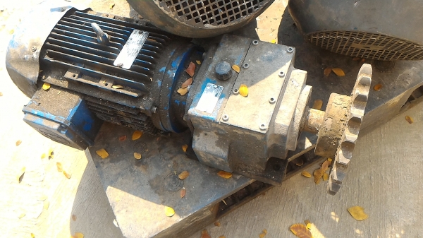 มอเตอร์เกียร์ทด FLENDER HIMMEL ขนาด 5.5 แรงม้า ของเยรมัน ทดแล้วหมุนที่  95 รอบต่อนาที แรงบิดเยอะขับโหลดได้เป็นตันๆ