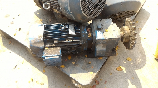 มอเตอร์เกียร์ทด FLENDER HIMMEL ขนาด 5.5 แรงม้า ของเยรมัน ทดแล้วหมุนที่  95 รอบต่อนาที แรงบิดเยอะขับโหลดได้เป็นตันๆ