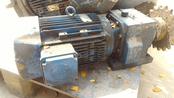 มอเตอร์เกียร์ทด FLENDER HIMMEL ขนาด 5.5 แรงม้า ของเยรมัน ทดแล้วหมุนที่  95 รอบต่อนาที แรงบิดเยอะขับโหลดได้เป็นตันๆ