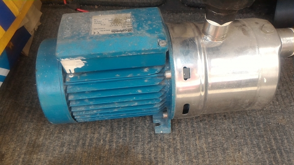 ปั๊มน้ำ caipeda จากอิตาลี ขนาด 1 แรงม้า ท่อ 1 นิ้ว แบบดันขึ้นได้สูงถึง 42.5 ม.ตัวเรื่อนปั๊มเป็นสแตนเลสใช้ไฟบ้าน 220 - 240 V. ได้ปริมาณน้ำมากถึง 4250 ลิตรต่อนาที ใช้กลางแจ้งได้ กันน้ำระดับ IP  54