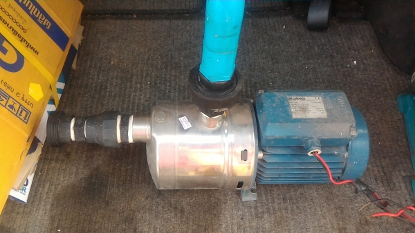 ปั๊มน้ำ caipeda จากอิตาลี ขนาด 1 แรงม้า ท่อ 1 นิ้ว แบบดันขึ้นได้สูงถึง 42.5 ม.ตัวเรื่อนปั๊มเป็นสแตนเลสใช้ไฟบ้าน 220 - 240 V. ได้ปริมาณน้ำมากถึง 4250 ลิตรต่อนาที ใช้กลางแจ้งได้ กันน้ำระดับ IP  54