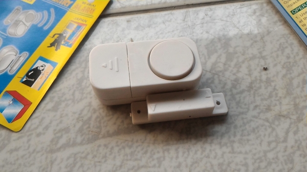 ชุดตรวจจับการบุกรุก เป็นเซ็นเซอร์สองตัวทำงานร่วมกันทำงาน ใช้ติดตั้งกับประตุหน้าต่างที่ต้องการตรวจจับการเปิดออก