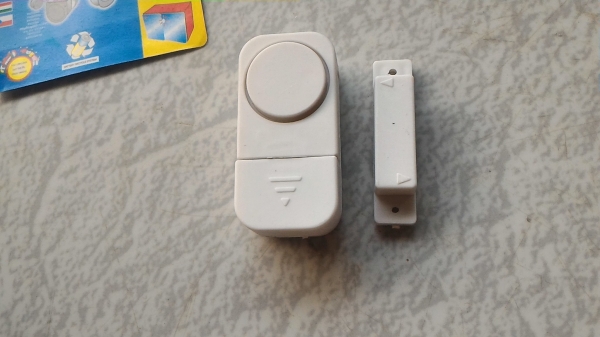 ชุดตรวจจับการบุกรุก เป็นเซ็นเซอร์สองตัวทำงานร่วมกันทำงาน ใช้ติดตั้งกับประตุหน้าต่างที่ต้องการตรวจจับการเปิดออก