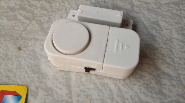 ชุดตรวจจับการบุกรุก เป็นเซ็นเซอร์สองตัวทำงานร่วมกันทำงาน ใช้ติดตั้งกับประตุหน้าต่างที่ต้องการตรวจจับการเปิดออก