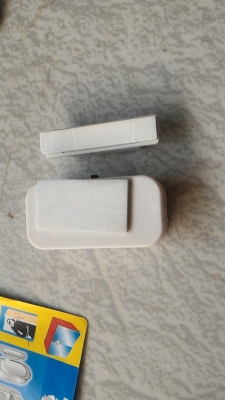 ชุดตรวจจับการบุกรุก เป็นเซ็นเซอร์สองตัวทำงานร่วมกันทำงาน ใช้ติดตั้งกับประตุหน้าต่างที่ต้องการตรวจจับการเปิดออก