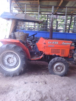 KUBOTA  L1-235 สภาพสวย เครื่องดี ไม่มีเยื่อม ขับเคลื่อนสี่ล้อ พวงมาลัยพาวเวอร์ มีผานห้า สนใจติดต่อ 089-9638932