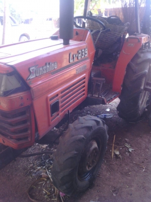 KUBOTA  L1-235 สภาพสวย เครื่องดี ไม่มีเยื่อม ขับเคลื่อนสี่ล้อ พวงมาลัยพาวเวอร์ มีผานห้า สนใจติดต่อ 089-9638932