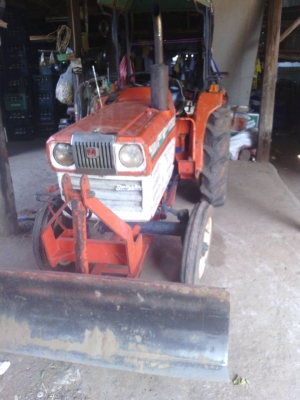 KUBOTA. L2002  เครื่องสวย สภาพดี  มีใบดันหน้า เพลาเดียว สนใจติดต่อ 089-9638932