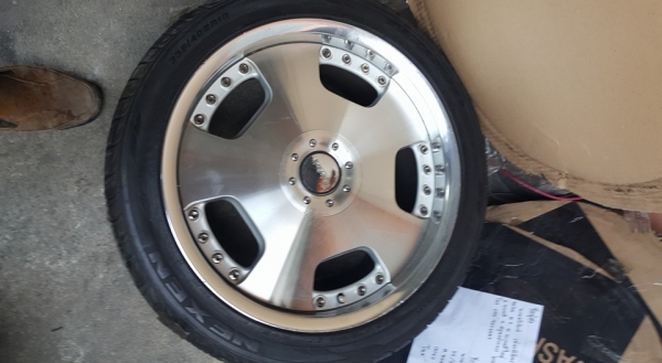 ล้อ VIP RAY 18*9 5รู 114แท้ยุ่นสวยๆ พร้อมยางสวยๆเลยครับ ยาง ปี 13 ทั้งคู่ล้อไม่มีขี้กาก 15000 บาท โทร 0970794871 หนองแค สระบุรี