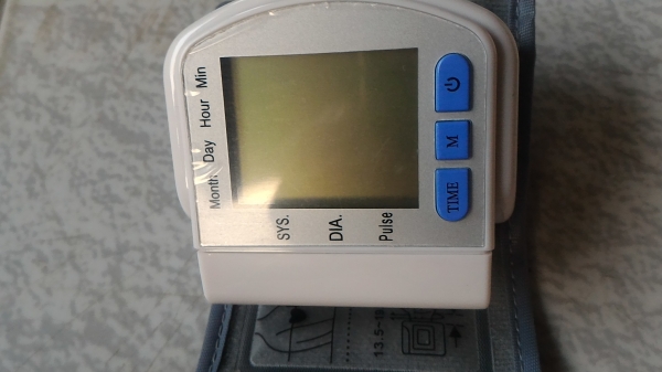 เครื่องวัดความดันโลหิต แบบวัดรัดที่ข้อมือ แสดงค่าต่างๆครบ ความดันตัวบนตัวล่างอัตราการเต้นของหัวใจ