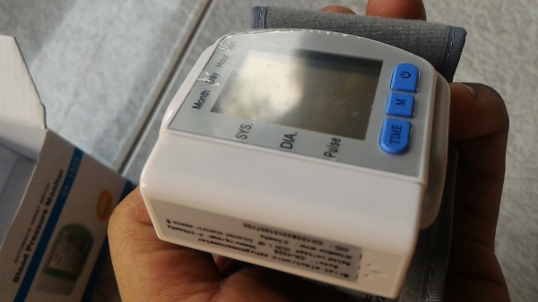 เครื่องวัดความดันโลหิต แบบวัดรัดที่ข้อมือ แสดงค่าต่างๆครบ ความดันตัวบนตัวล่างอัตราการเต้นของหัวใจ