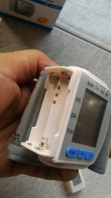 เครื่องวัดความดันโลหิต แบบวัดรัดที่ข้อมือ แสดงค่าต่างๆครบ ความดันตัวบนตัวล่างอัตราการเต้นของหัวใจ