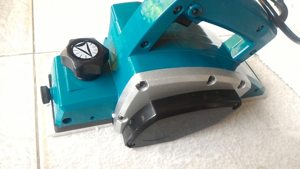 กบไฟฟ้าไสไม้ขนาด 3 นิ้ว ยี่ห้อ BOLID ทำงานได้ดี ทนทาน มีอุปกรณ์ให้ครบชุด ตัวกันไม้ ตัวตั้งใบ