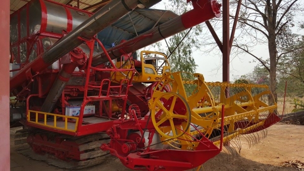 ขายรถเกี่ยวข้าวศักดิ์พัฒนา เครื่องมิตซู220 6D17 สภาพพร้อมใช้งาน ช่วงล่างดี อุ้ม2.5ตัน ปั๊ม23 ขายรถเกี่ยวข้าวศักดิ์พัฒนา เครื่องมิตซู220 6D17 สภาพพร้อมใช้งาน ช่วงล่างดี อุ้ม2.5ตัน ปั๊ม23