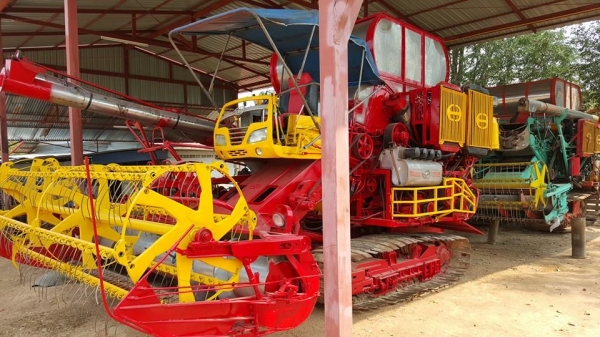 ขายรถเกี่ยวข้าวศักดิ์พัฒนา เครื่องมิตซู220 6D17 สภาพพร้อมใช้งาน ช่วงล่างดี อุ้ม2.5ตัน ปั๊ม23 ขายรถเกี่ยวข้าวศักดิ์พัฒนา เครื่องมิตซู220 6D17 สภาพพร้อมใช้งาน ช่วงล่างดี อุ้ม2.5ตัน ปั๊ม23