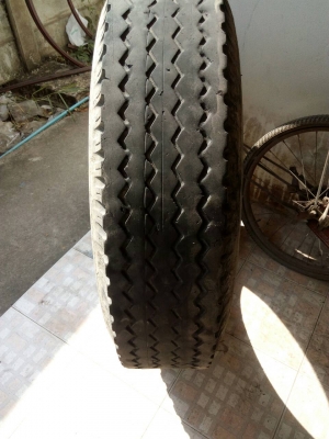 9.00-20  BRIDGESTONE  มี 1 เส้น tel.081-427-3941 ไอดีไลน์ 0814273941