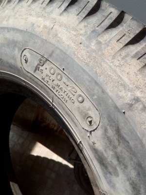 9.00-20  BRIDGESTONE  มี 1 เส้น tel.081-427-3941 ไอดีไลน์ 0814273941