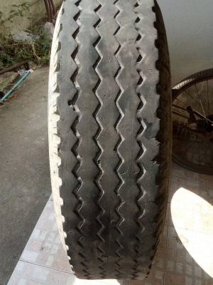 9.00-20  BRIDGESTONE  มี 1 เส้น tel.081-427-3941 ไอดีไลน์ 0814273941