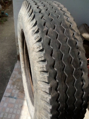 9.00-20  BRIDGESTONE  มี 1 เส้น tel.081-427-3941 ไอดีไลน์ 0814273941