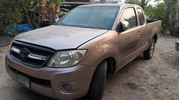 Toyota VIGO 135,000 บาท ปี 48 เครื่อง 2700 เบนซิน(สตาร์ทติด -เร่งไม่ขึ้น) -(โดนหน้ามา -รอยเลขคัสชียับ) เล่มทะเบียนขาด ปี 57