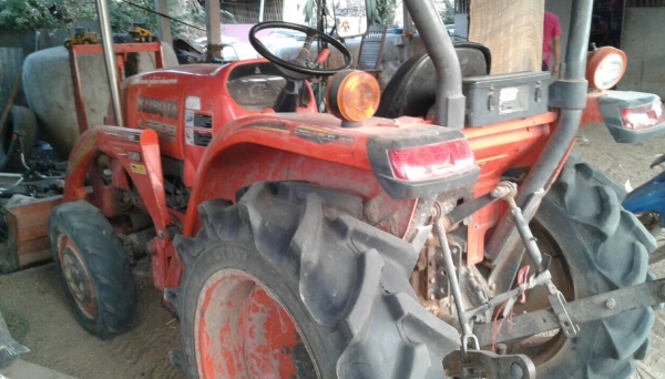 KUBOTA L3208 Limited 2 เพลา ปี 54 รถทำงาน 1,500 ชม. บอดี้สวยสภาพดีพร้อมใช้งานได้เลยครับ อุปกรณ์ครบ มีใบดันหน้า ผานพรวน 5 เครื่องยนต์แรงดีไม่มีเยิ้ม ระบบเกียร์เดินหน้าถอยหลังไม่มีปัญหาครับ หางยกขึ้นลงได้ปกติดี ระบบไฮดรอลิกส์ไม่มีแตกเยิ้ม ช่วงล่างเต็มดียางส