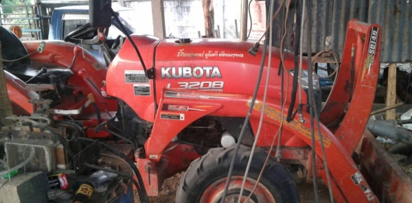 KUBOTA L3208 Limited 2 เพลา ปี 54 รถทำงาน 1,500 ชม. บอดี้สวยสภาพดีพร้อมใช้งานได้เลยครับ อุปกรณ์ครบ มีใบดันหน้า ผานพรวน 5 เครื่องยนต์แรงดีไม่มีเยิ้ม ระบบเกียร์เดินหน้าถอยหลังไม่มีปัญหาครับ หางยกขึ้นลงได้ปกติดี ระบบไฮดรอลิกส์ไม่มีแตกเยิ้ม ช่วงล่างเต็มดียางส
