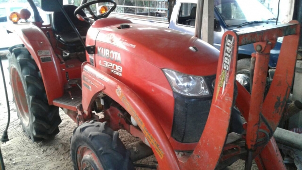 KUBOTA L3208 Limited 2 เพลา ปี 54 รถทำงาน 1,500 ชม. บอดี้สวยสภาพดีพร้อมใช้งานได้เลยครับ อุปกรณ์ครบ มีใบดันหน้า ผานพรวน 5 เครื่องยนต์แรงดีไม่มีเยิ้ม ระบบเกียร์เดินหน้าถอยหลังไม่มีปัญหาครับ หางยกขึ้นลงได้ปกติดี ระบบไฮดรอลิกส์ไม่มีแตกเยิ้ม ช่วงล่างเต็มดียางส