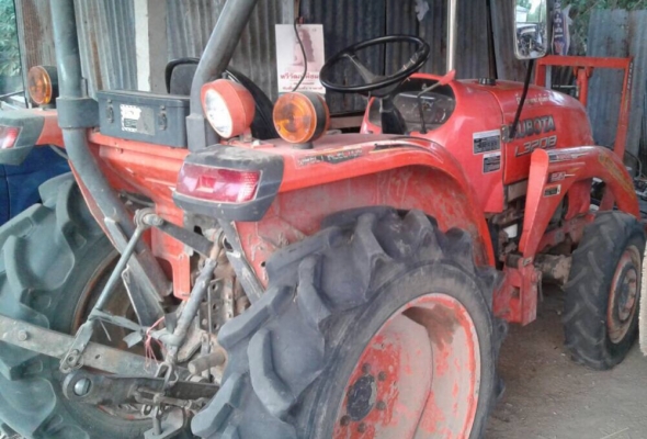 KUBOTA L3208 Limited 2 เพลา ปี 54 รถทำงาน 1,500 ชม. บอดี้สวยสภาพดีพร้อมใช้งานได้เลยครับ อุปกรณ์ครบ มีใบดันหน้า ผานพรวน 5 เครื่องยนต์แรงดีไม่มีเยิ้ม ระบบเกียร์เดินหน้าถอยหลังไม่มีปัญหาครับ หางยกขึ้นลงได้ปกติดี ระบบไฮดรอลิกส์ไม่มีแตกเยิ้ม ช่วงล่างเต็มดียางส