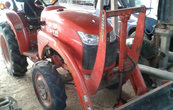 KUBOTA L3208 Limited 2 เพลา ปี 54 รถทำงาน 1,500 ชม. บอดี้สวยสภาพดีพร้อมใช้งานได้เลยครับ อุปกรณ์ครบ มีใบดันหน้า ผานพรวน 5 เครื่องยนต์แรงดีไม่มีเยิ้ม ระบบเกียร์เดินหน้าถอยหลังไม่มีปัญหาครับ หางยกขึ้นลงได้ปกติดี ระบบไฮดรอลิกส์ไม่มีแตกเยิ้ม ช่วงล่างเต็มดียางส