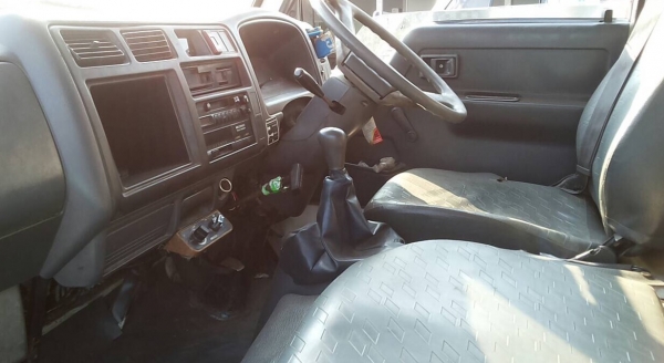 HINO FA 136 HP ปี 44 รถบรรทุกหกล้อตู้แห้ง 3 บานความยาว 4.65 เมตรสภาพดีพร้อมใช้งานได้เลยครับ เครื่องยนต์แน่นแรงดีไม่มีเยิ้ม ภายในเก๋งคอนโซลสวยครบ พวงมาลัยเพาเวอร์ ช่วงล่างแน่นดีเดิมๆคัชซีสวยไม่มีแตกไม่มีบวมเลยครับ ยาง 8.25 ขอบ 16 สภาพดีประมาณ 65\% พร้อมใช้ง