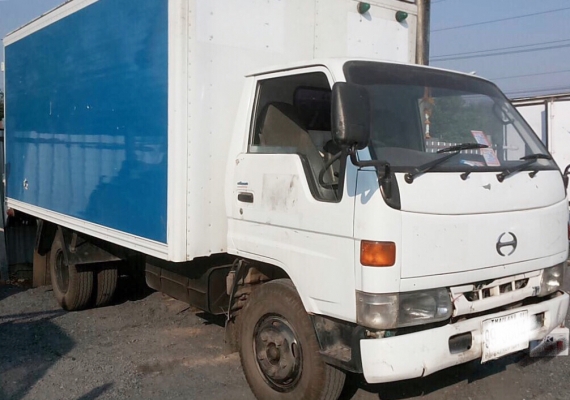 HINO FA 136 HP ปี 44 รถบรรทุกหกล้อตู้แห้ง 3 บานความยาว 4.65 เมตรสภาพดีพร้อมใช้งานได้เลยครับ เครื่องยนต์แน่นแรงดีไม่มีเยิ้ม ภายในเก๋งคอนโซลสวยครบ พวงมาลัยเพาเวอร์ ช่วงล่างแน่นดีเดิมๆคัชซีสวยไม่มีแตกไม่มีบวมเลยครับ ยาง 8.25 ขอบ 16 สภาพดีประมาณ 65\% พร้อมใช้ง