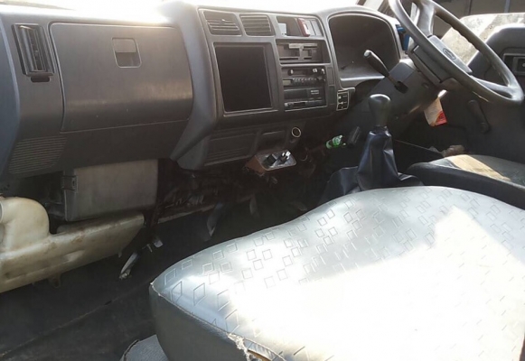 HINO FA 136 HP ปี 44 รถบรรทุกหกล้อตู้แห้ง 3 บานความยาว 4.65 เมตรสภาพดีพร้อมใช้งานได้เลยครับ เครื่องยนต์แน่นแรงดีไม่มีเยิ้ม ภายในเก๋งคอนโซลสวยครบ พวงมาลัยเพาเวอร์ ช่วงล่างแน่นดีเดิมๆคัชซีสวยไม่มีแตกไม่มีบวมเลยครับ ยาง 8.25 ขอบ 16 สภาพดีประมาณ 65\% พร้อมใช้ง