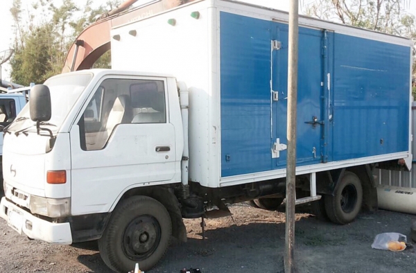 HINO FA 136 HP ปี 44 รถบรรทุกหกล้อตู้แห้ง 3 บานความยาว 4.65 เมตรสภาพดีพร้อมใช้งานได้เลยครับ เครื่องยนต์แน่นแรงดีไม่มีเยิ้ม ภายในเก๋งคอนโซลสวยครบ พวงมาลัยเพาเวอร์ ช่วงล่างแน่นดีเดิมๆคัชซีสวยไม่มีแตกไม่มีบวมเลยครับ ยาง 8.25 ขอบ 16 สภาพดีประมาณ 65\% พร้อมใช้ง