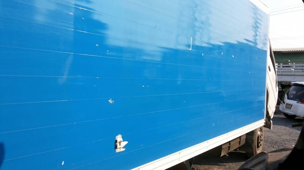 HINO FA 136 HP ปี 44 รถบรรทุกหกล้อตู้แห้ง 3 บานความยาว 4.65 เมตรสภาพดีพร้อมใช้งานได้เลยครับ เครื่องยนต์แน่นแรงดีไม่มีเยิ้ม ภายในเก๋งคอนโซลสวยครบ พวงมาลัยเพาเวอร์ ช่วงล่างแน่นดีเดิมๆคัชซีสวยไม่มีแตกไม่มีบวมเลยครับ ยาง 8.25 ขอบ 16 สภาพดีประมาณ 65\% พร้อมใช้ง