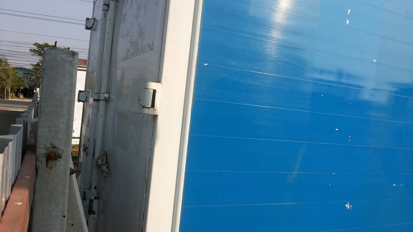 HINO FA 136 HP ปี 44 รถบรรทุกหกล้อตู้แห้ง 3 บานความยาว 4.65 เมตรสภาพดีพร้อมใช้งานได้เลยครับ เครื่องยนต์แน่นแรงดีไม่มีเยิ้ม ภายในเก๋งคอนโซลสวยครบ พวงมาลัยเพาเวอร์ ช่วงล่างแน่นดีเดิมๆคัชซีสวยไม่มีแตกไม่มีบวมเลยครับ ยาง 8.25 ขอบ 16 สภาพดีประมาณ 65\% พร้อมใช้ง