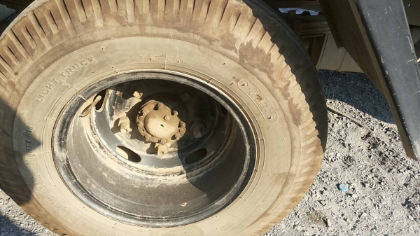 HINO FA 136 HP ปี 44 รถบรรทุกหกล้อตู้แห้ง 3 บานความยาว 4.65 เมตรสภาพดีพร้อมใช้งานได้เลยครับ เครื่องยนต์แน่นแรงดีไม่มีเยิ้ม ภายในเก๋งคอนโซลสวยครบ พวงมาลัยเพาเวอร์ ช่วงล่างแน่นดีเดิมๆคัชซีสวยไม่มีแตกไม่มีบวมเลยครับ ยาง 8.25 ขอบ 16 สภาพดีประมาณ 65\% พร้อมใช้ง