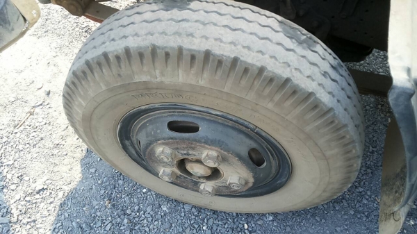 HINO FA 136 HP ปี 44 รถบรรทุกหกล้อตู้แห้ง 3 บานความยาว 4.65 เมตรสภาพดีพร้อมใช้งานได้เลยครับ เครื่องยนต์แน่นแรงดีไม่มีเยิ้ม ภายในเก๋งคอนโซลสวยครบ พวงมาลัยเพาเวอร์ ช่วงล่างแน่นดีเดิมๆคัชซีสวยไม่มีแตกไม่มีบวมเลยครับ ยาง 8.25 ขอบ 16 สภาพดีประมาณ 65\% พร้อมใช้ง