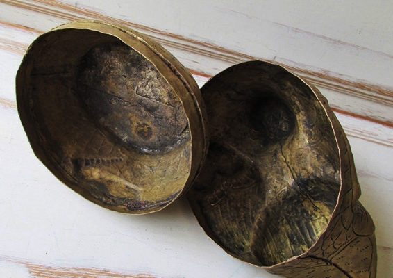 งานทำมือตีขึ้นรูปทองเหลืองโบราณอายุเกือบร้อยปีจากอีสาน เป็นผอบ ทองเหลืองรูปไก่ ตอกดุนลายไทยด้วยมือทั้งหมด