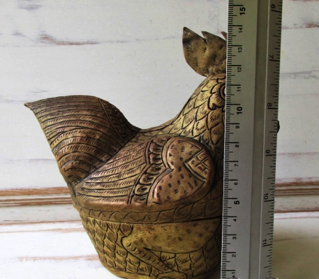 งานทำมือตีขึ้นรูปทองเหลืองโบราณอายุเกือบร้อยปีจากอีสาน เป็นผอบ ทองเหลืองรูปไก่ ตอกดุนลายไทยด้วยมือทั้งหมด