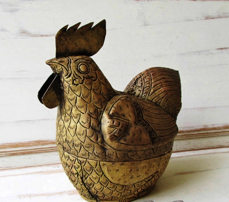 งานทำมือตีขึ้นรูปทองเหลืองโบราณอายุเกือบร้อยปีจากอีสาน เป็นผอบ ทองเหลืองรูปไก่ ตอกดุนลายไทยด้วยมือทั้งหมด