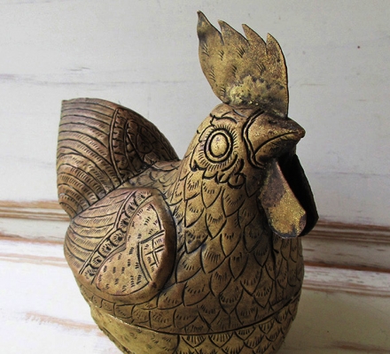 งานทำมือตีขึ้นรูปทองเหลืองโบราณอายุเกือบร้อยปีจากอีสาน เป็นผอบ ทองเหลืองรูปไก่ ตอกดุนลายไทยด้วยมือทั้งหมด