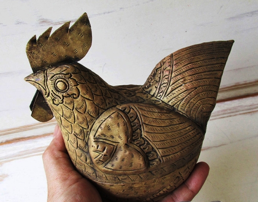 งานทำมือตีขึ้นรูปทองเหลืองโบราณอายุเกือบร้อยปีจากอีสาน เป็นผอบ ทองเหลืองรูปไก่ ตอกดุนลายไทยด้วยมือทั้งหมด