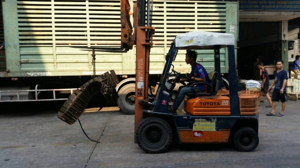 วันนี้ tractor-backhoe ไปส่ง โช่แทรก รถขุด แบคโฮ PC30 ให้ลูกค้า สุราษฏร์ แต่เช้าเลยครับ วันนี้ tractor-backhoe ไปส่ง โช่แทรก รถขุด แบคโฮ PC30 ให้ลูกค้า สุราษฏร์ แต่เช้าเลยครับ
