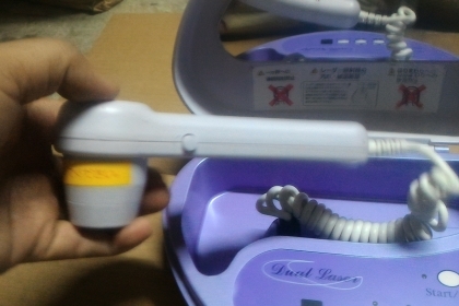 ชุดเลเซอร์ดูแลผิว Dual Laser เป็นแบบกระเป๋าหิว เลือกการทำงานได้สองแบบ ตั้งเวลาการสิ้นสุดการทำงานได้ ใช้ไฟเลี้ยงแค่ 4.5  V.DC (ไม่มีหม้อแปลงติดมาด้วย)