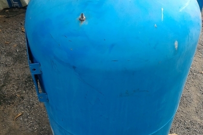 ถังเก็บน้ำเพื่อสร้างแรงดันน้ำใช้เหมือนป้็มอัตโนมัติ ผลิตที่อิตาล ทำหน้าที่สร้างแรงดันน้ำให้คงที่ให้กับระบบน้ำที่ใช้ ขนาดความจุ 200 ลิตร ทนแรงดันได้สูง