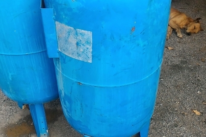 ถังเก็บน้ำเพื่อสร้างแรงดันน้ำใช้เหมือนป้็มอัตโนมัติ ผลิตที่อิตาล ทำหน้าที่สร้างแรงดันน้ำให้คงที่ให้กับระบบน้ำที่ใช้ ขนาดความจุ 200 ลิตร ทนแรงดันได้สูง