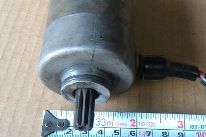 มอเตอร์ DC เดิมๆใช้กับสตาร์ทรถของรถมอเตอร์ไซค์  นำไปใช้หมุนขับงานต่างๆได้ แรงบิดสูง ใช้ไฟ DC ขับตั้งแต่ 10 - 15 V.