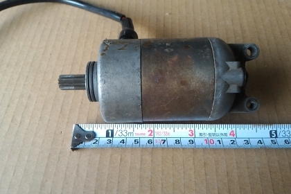 มอเตอร์ DC เดิมๆใช้กับสตาร์ทรถของรถมอเตอร์ไซค์  นำไปใช้หมุนขับงานต่างๆได้ แรงบิดสูง ใช้ไฟ DC ขับตั้งแต่ 10 - 15 V.